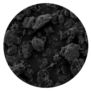 Eine Rasterelektronenmikroskop-Aufnahme von synthetischem Graphit mit einer Stampfdichte von 600 g/L.
