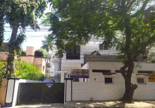 Foto vom Vordereingang der Hosokawa Micron India PVT LTD, ein weißes Gebäude, umgeben von großen Bäumen
