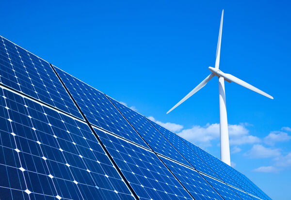 Windrad und Solaranlage