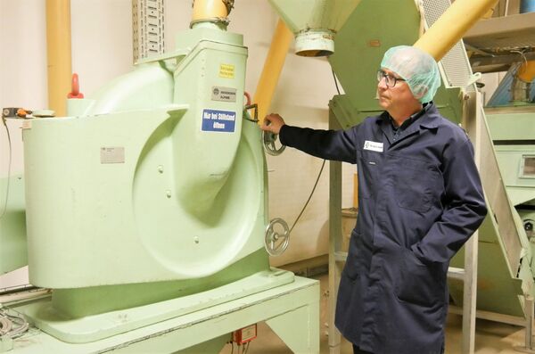 Mann neben einer Hosokawa Alpine Mühle