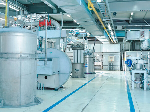 Durchgang neben den Maschinen im Testzentrum von Hosokawa Alpine.
