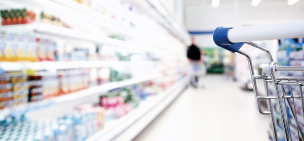 Supermarktregal mit folienverpackten Lebensmitteln