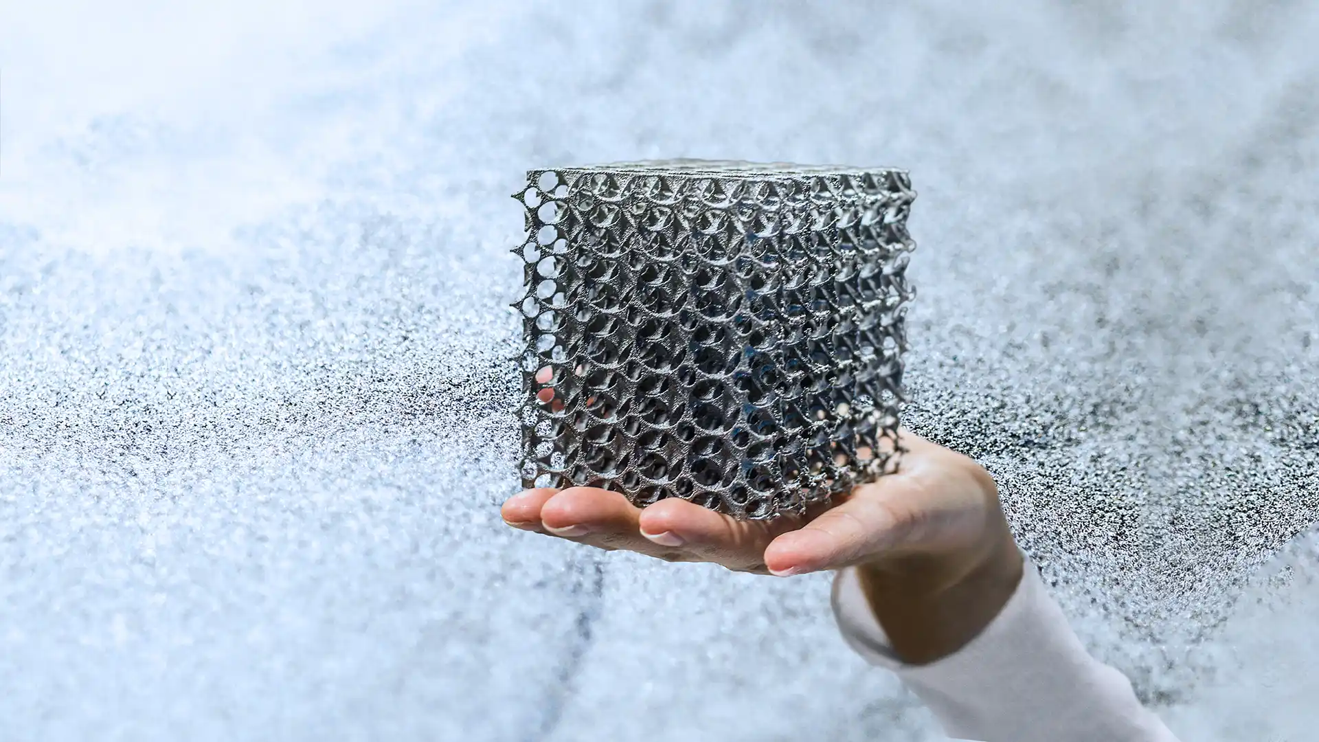 Feines Metallgewebe auf einer Hand