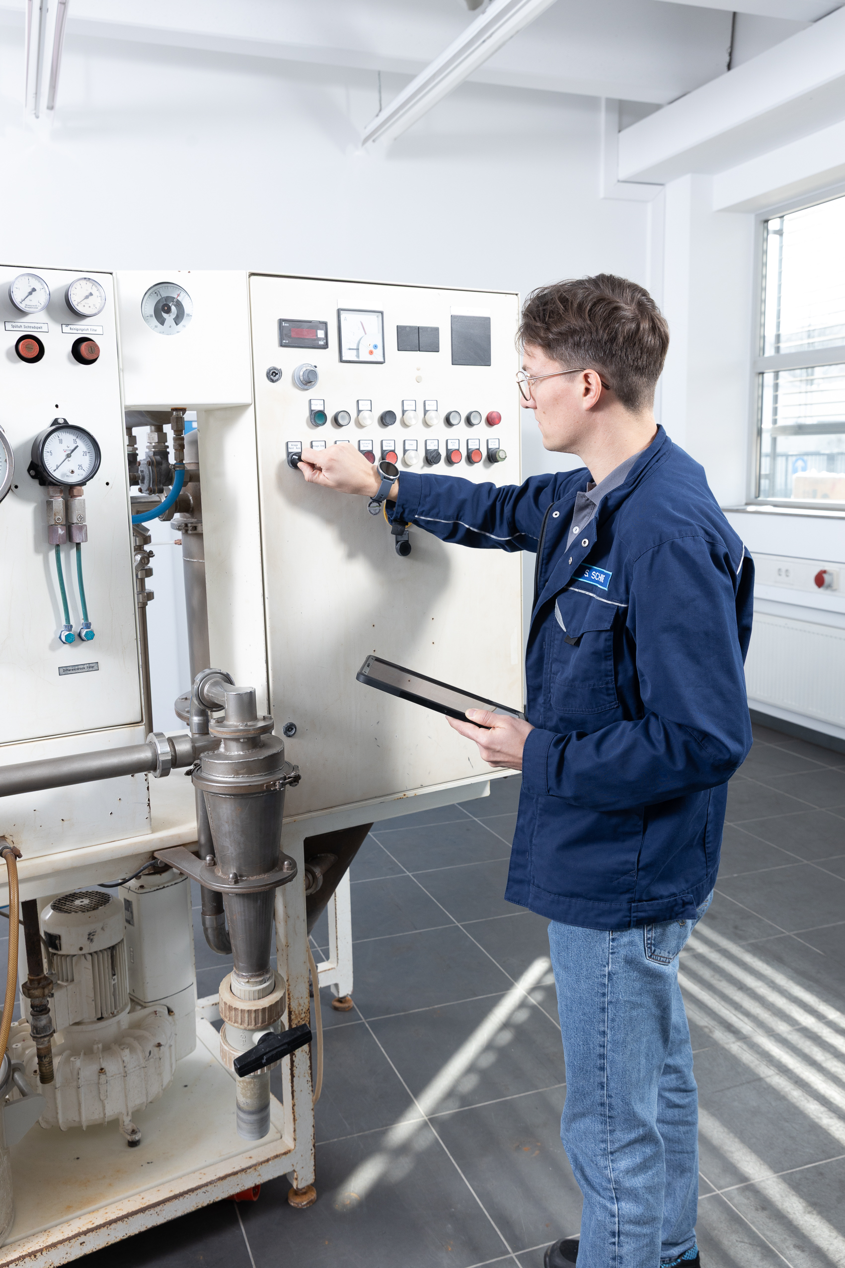 Techniker bei der Anlageninspektion